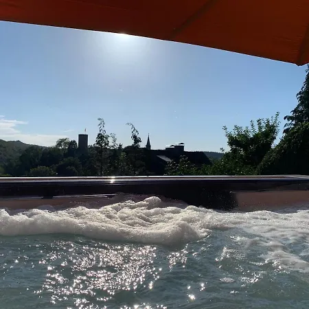 Weiser Hirsch Im Burgblick *