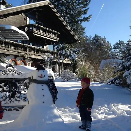Weiser Hirsch Im Burgblick 아파트